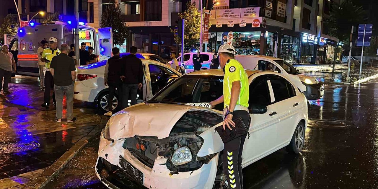 Yağmurda kayganlaşan yolda iki otomobil çarpıştı: 3 yaralı