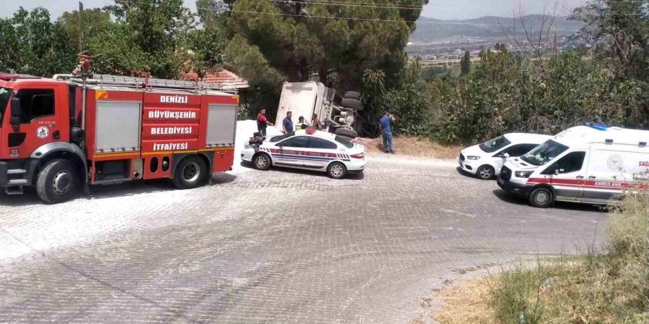 Şarampole devrilen kamyonun sürücüsü yaralandı
