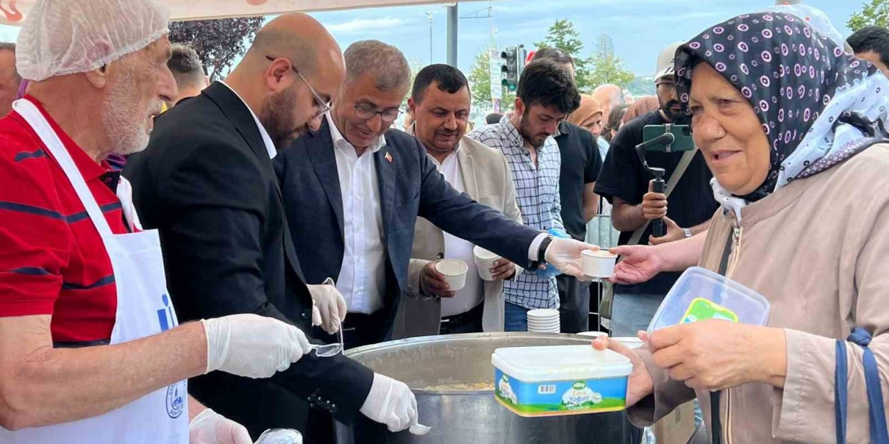 Üsküdar Belediyesi İstanbullularla aşure paylaştı
