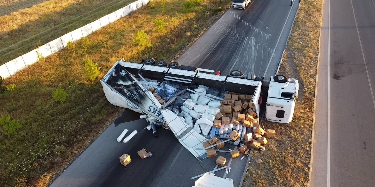 Tekstil malzemesi yüklü tır devrildi, 1 kişi yaralandı