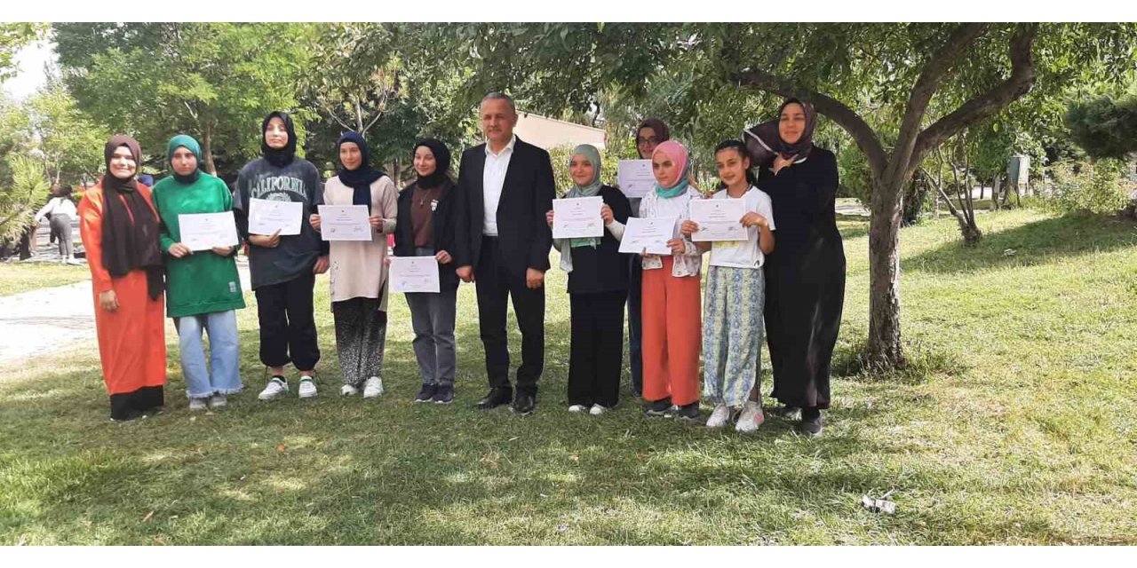 Kur’an-ı kursu öğrencilerine veda pikniği