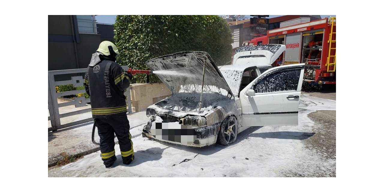 Park halindeki otomobil çıkan yangında kullanılamaz hale geldi