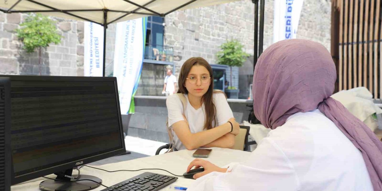 Öğrenci dostu Büyükşehir’e gençlerden tam not