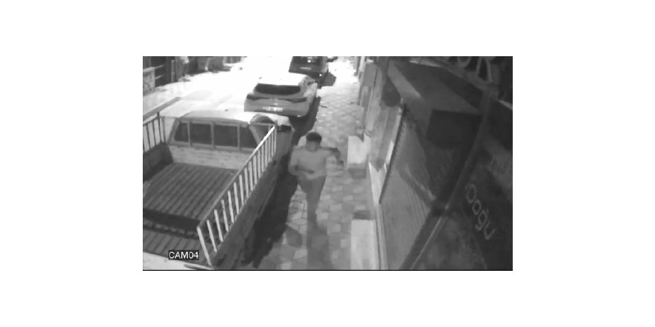Eve giren hırsız, kaçarken çaldığı eşyaları düşürdü