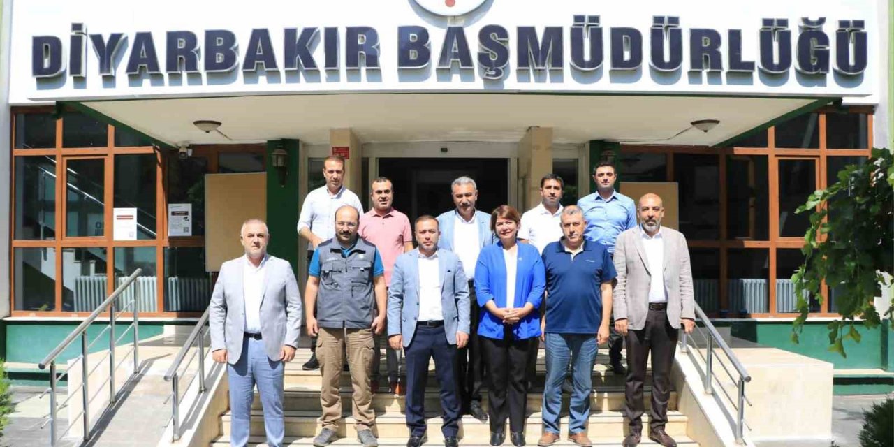 AK Partili Kepolu Ataman ve beraberindekiler çiftçinin TMO sorununu çözdü