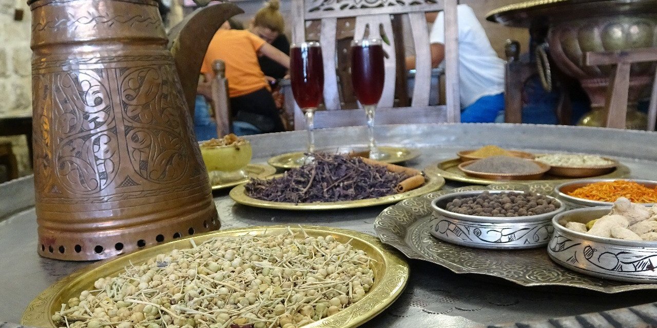 Mardin’de kavurucu yaz sıcağının serinleten içeceği ’reyhan şerbeti’