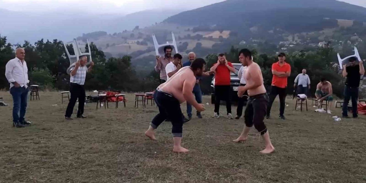 Fırtınalı havaya rağmen onlar güreşmekten vazgeçmedi