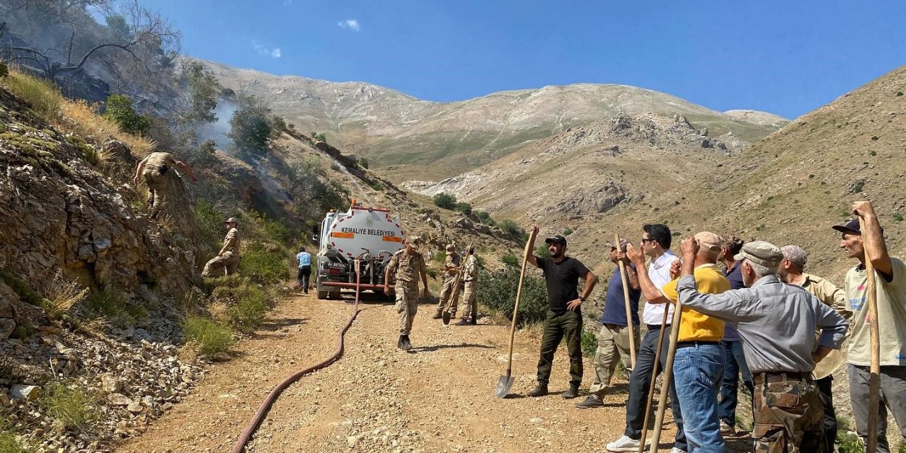 Kemaliye’de çıkan ot yangını büyümeden söndürüldü