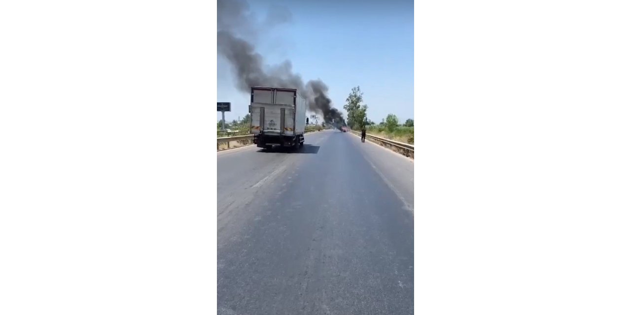 Seyir halindeki otomobil alev alev yandı