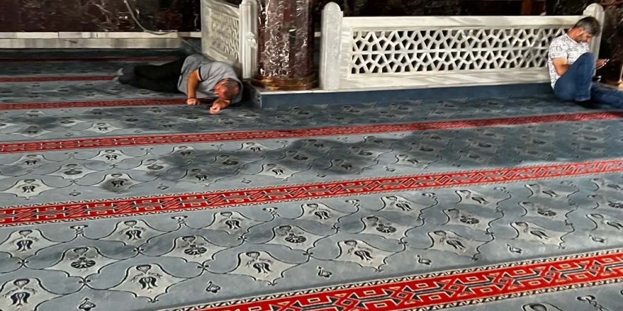 Elazığ’da sıcaktan bunalan vatandaşlar camilerde serinliyor