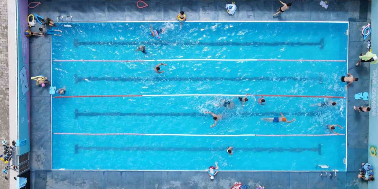 Gümüşhane’nin ilçelerindeki portatif havuzlarda yüzmeyi öğreniyorlar