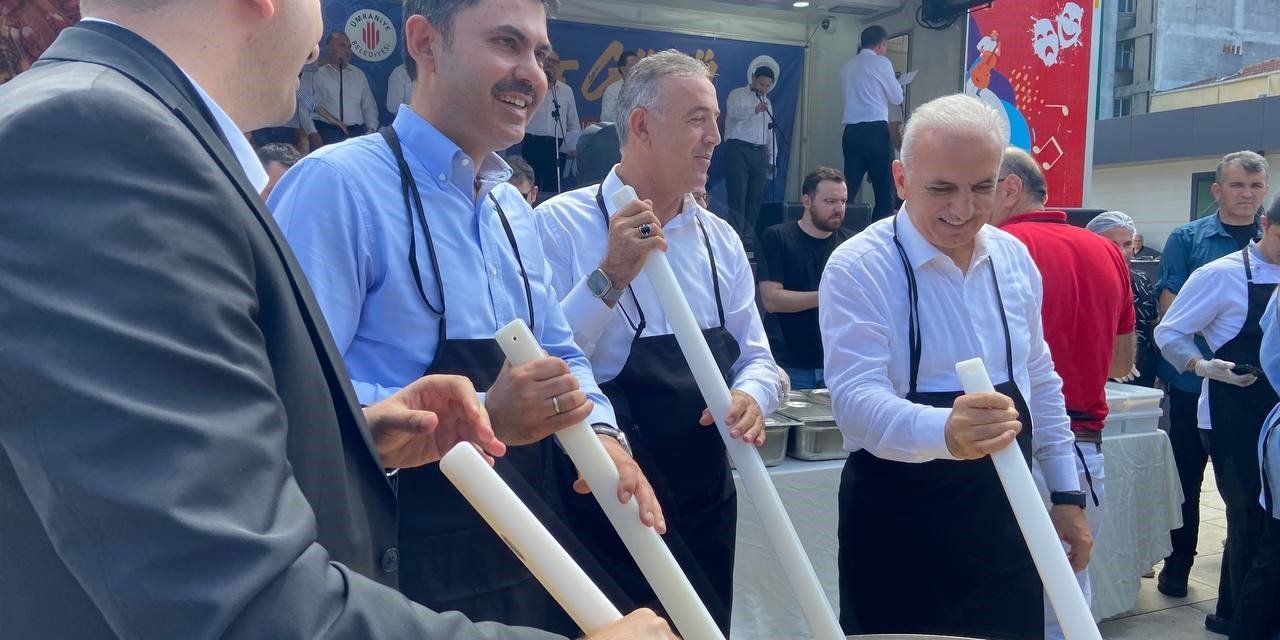 Ümraniye’de kazanlar kaynadı, 10 bin kişiye aşure ikram edildi