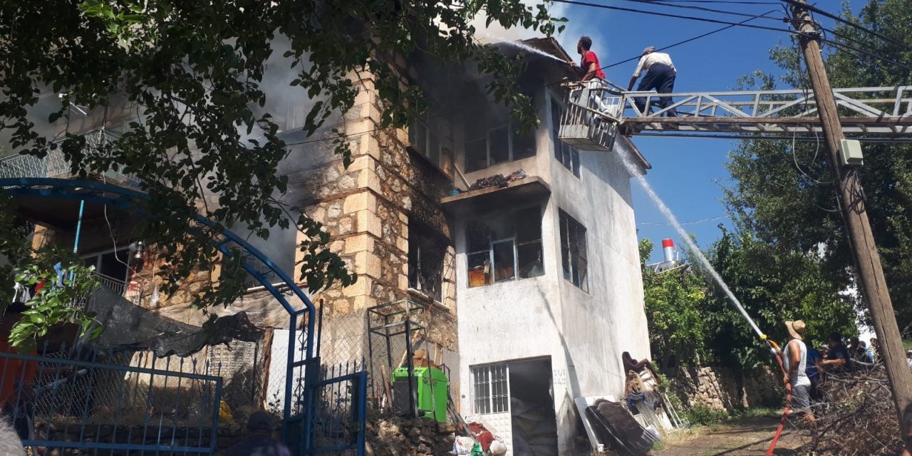 Karaman’da 2 katlı müstakil evde yangın