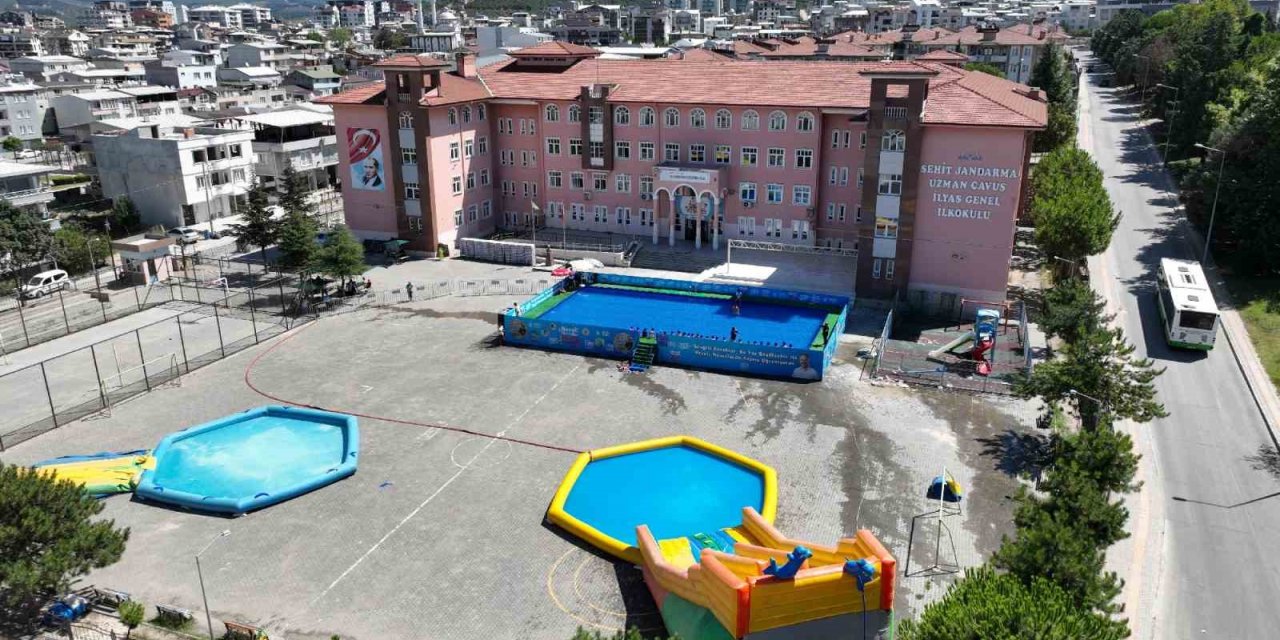 Okul bahçeleri havuzlarla şenlendi