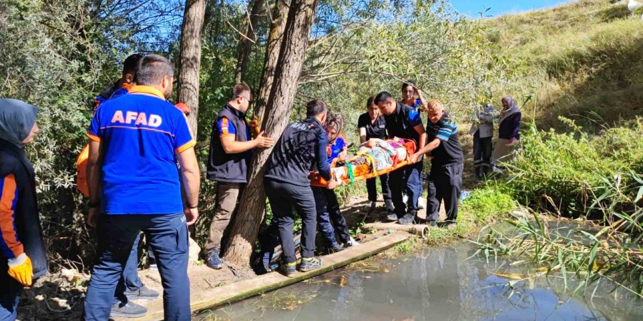 Patika yoldan geçmek istedi, 10 metreden düşüp ayağını kırınca ekipler seferber oldu