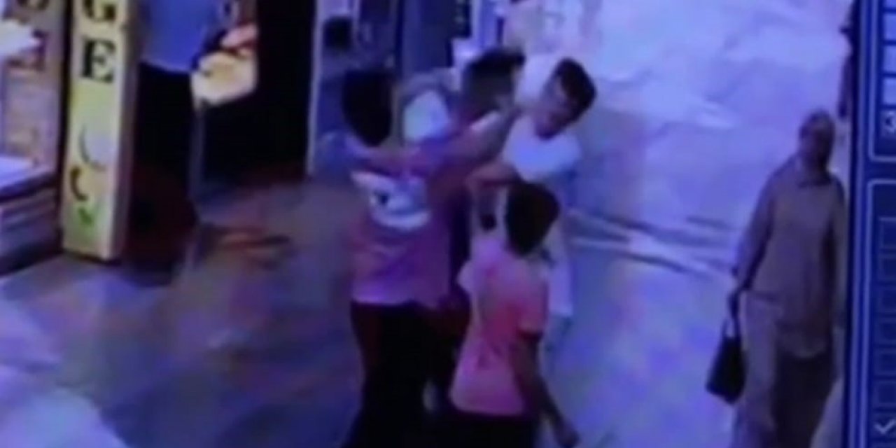 Kavga eden gençleri süpürgesiyle ayırdı