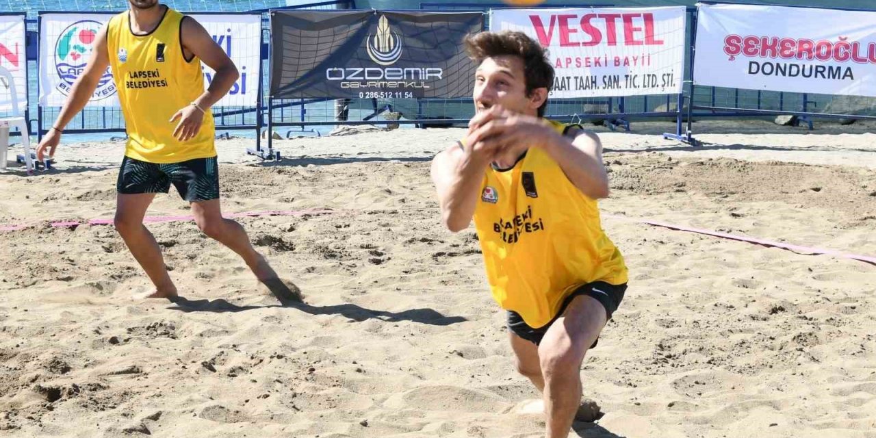 Lapseki’de plaj voleybolu heyecanı başladı