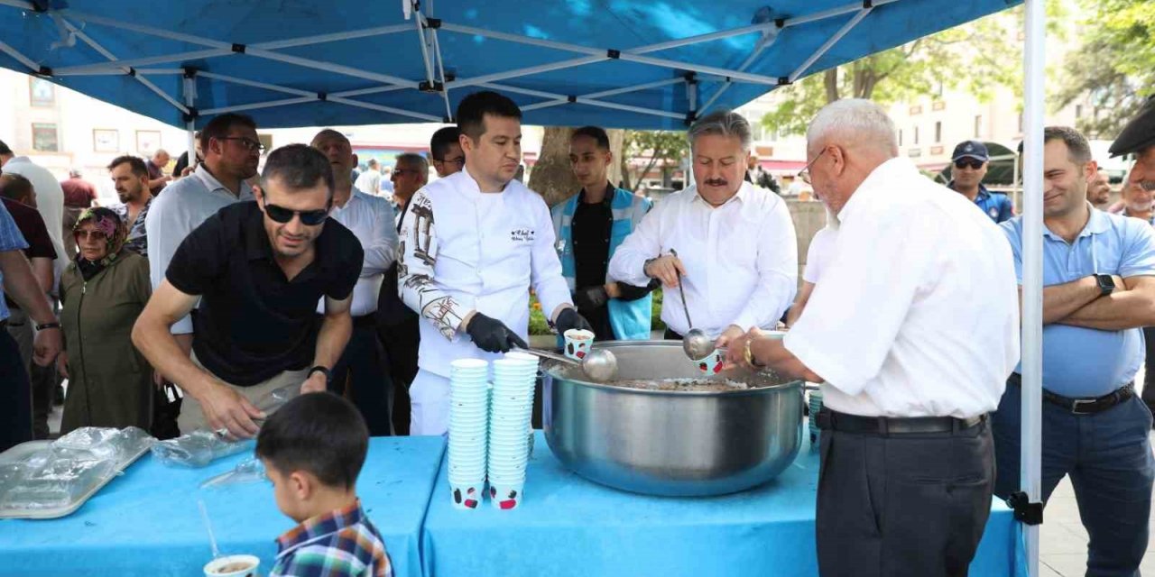 Başkan Palancıoğlu, vatandaşlara aşure ikram etti