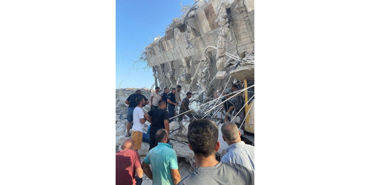 Hatay’da iş makinesinin üzerine bina çöktü: 1 yaralı