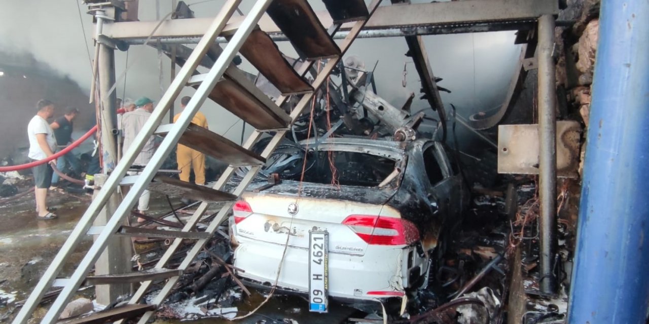 Alevlerin arasında kalan otomobil kullanılamaz hale geldi