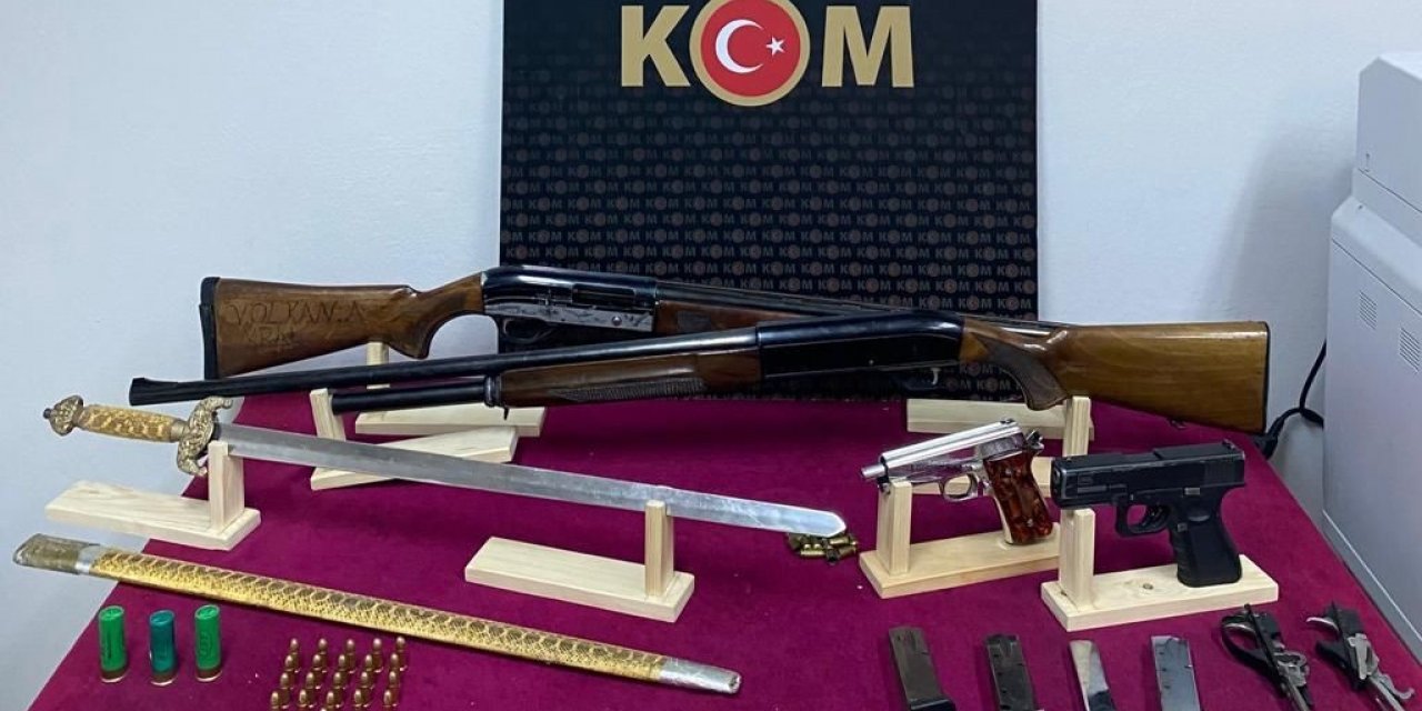 Ruhsatsız silahların bulunduğu eve polis baskını