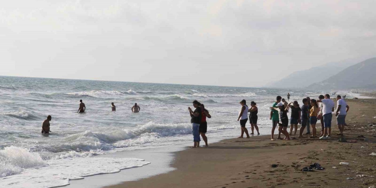 Afrika sıcaklarından kaçıp denize koşan vatandaşlar yüzmek yerine izlemekle yetindi