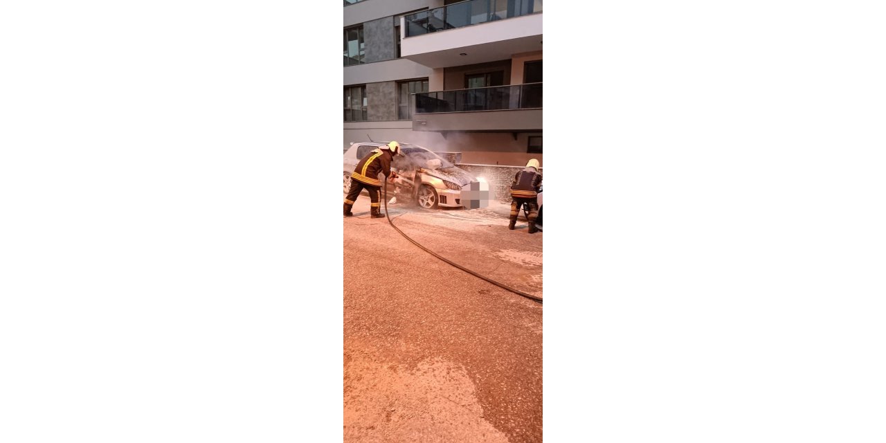 Motor kısmı alev alan otomobil kullanılmaz hale geldi