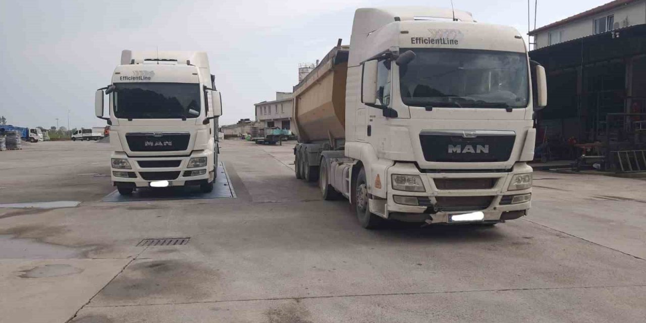 Karasu’dan İstanbul’a kaçak deniz kumu taşırken yakalandılar