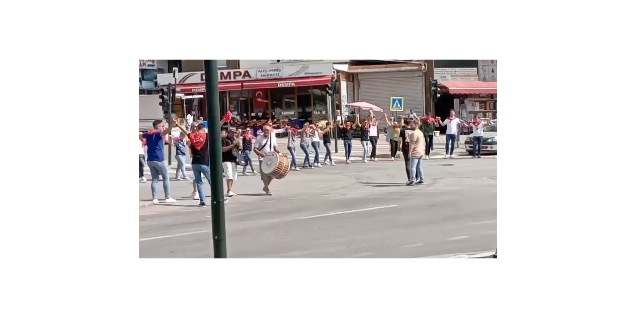 Asker eğlencesinde trafiği kesip halay çektiler