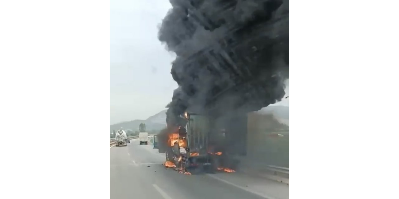 Seyir halindeki kamyonet alev alev yandı