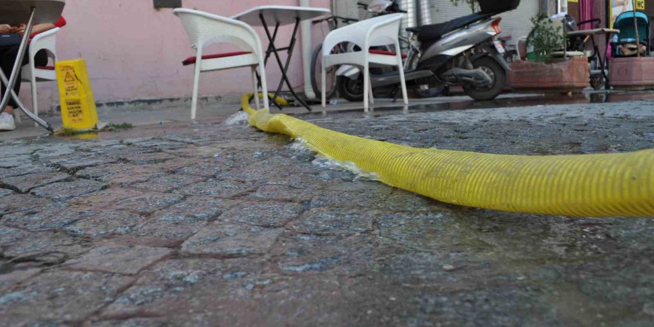 İnşaat arazisinden çıkan sıcak suyun boşa akması vatandaşın tepkisini çekti