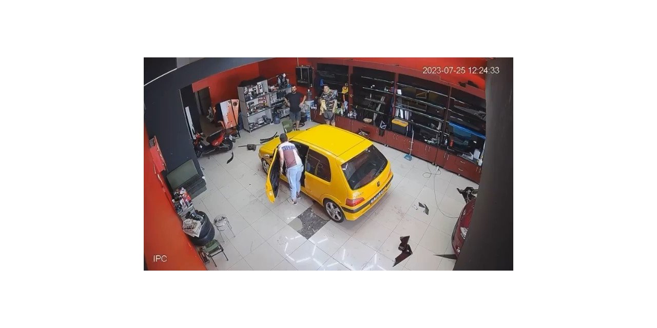 Tamircide görünmez kaza... Otomobil harekete geçince ortalığı birbirine kattı