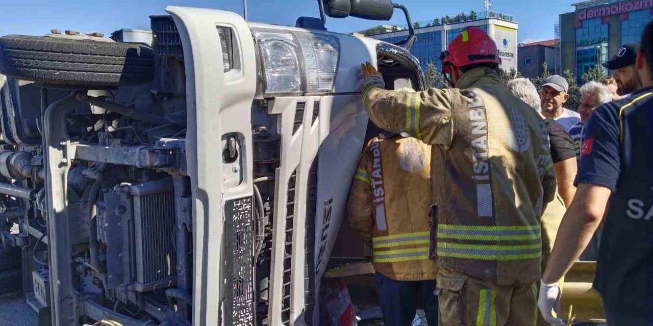 Ataşehir’de iki kamyon çarpıştı, sürücü devrilen araç içinde sıkıştı
