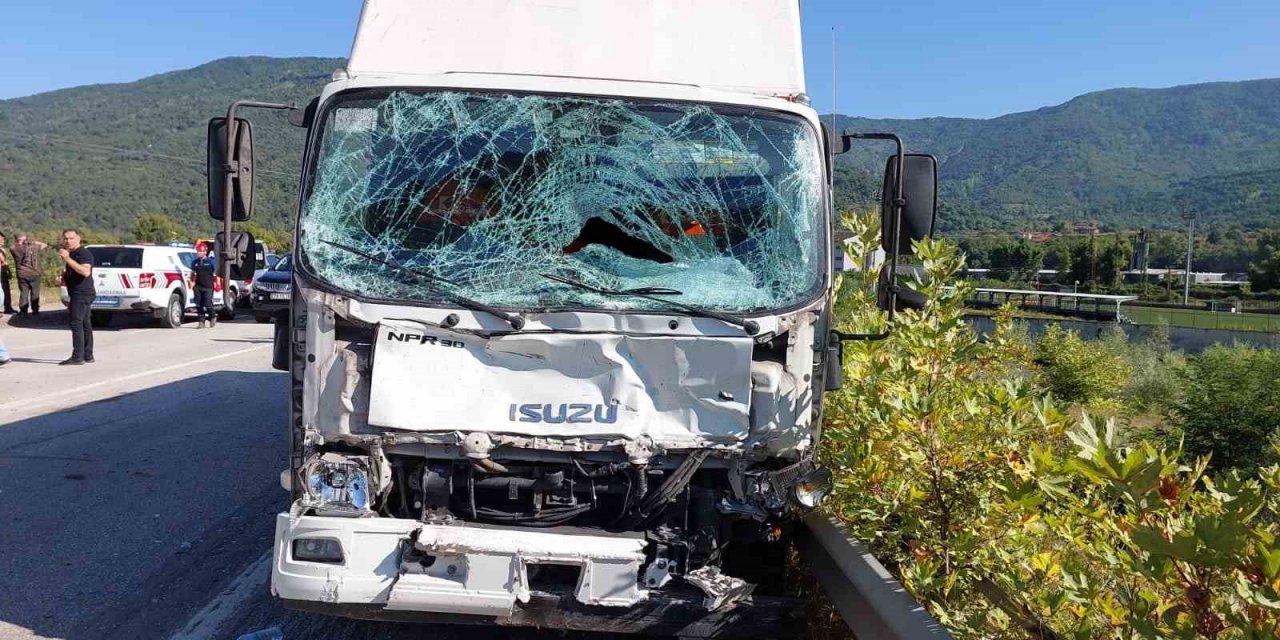 Kamyonet ile panelvan minibüs çarpıştı: 4 yaralı