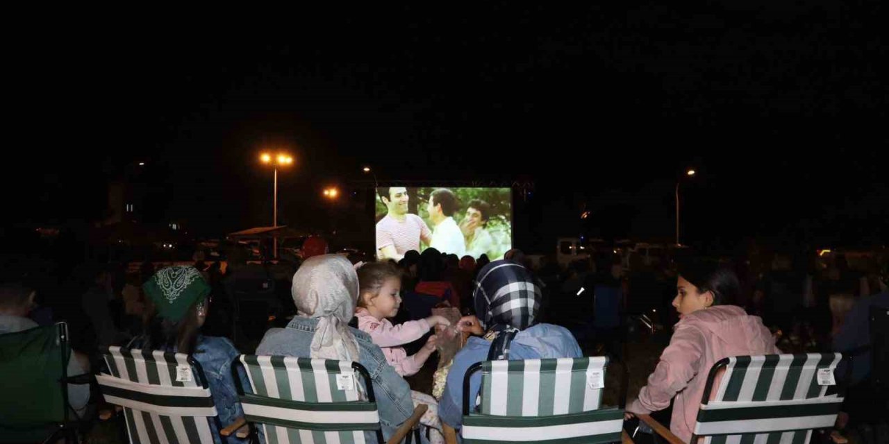 Sandalyesini minderini kapan bu etkinliğe koştu