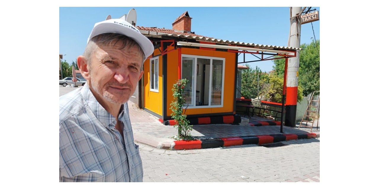 Fanatik taksici, durağını tuttuğu takımın renklerine boyadı