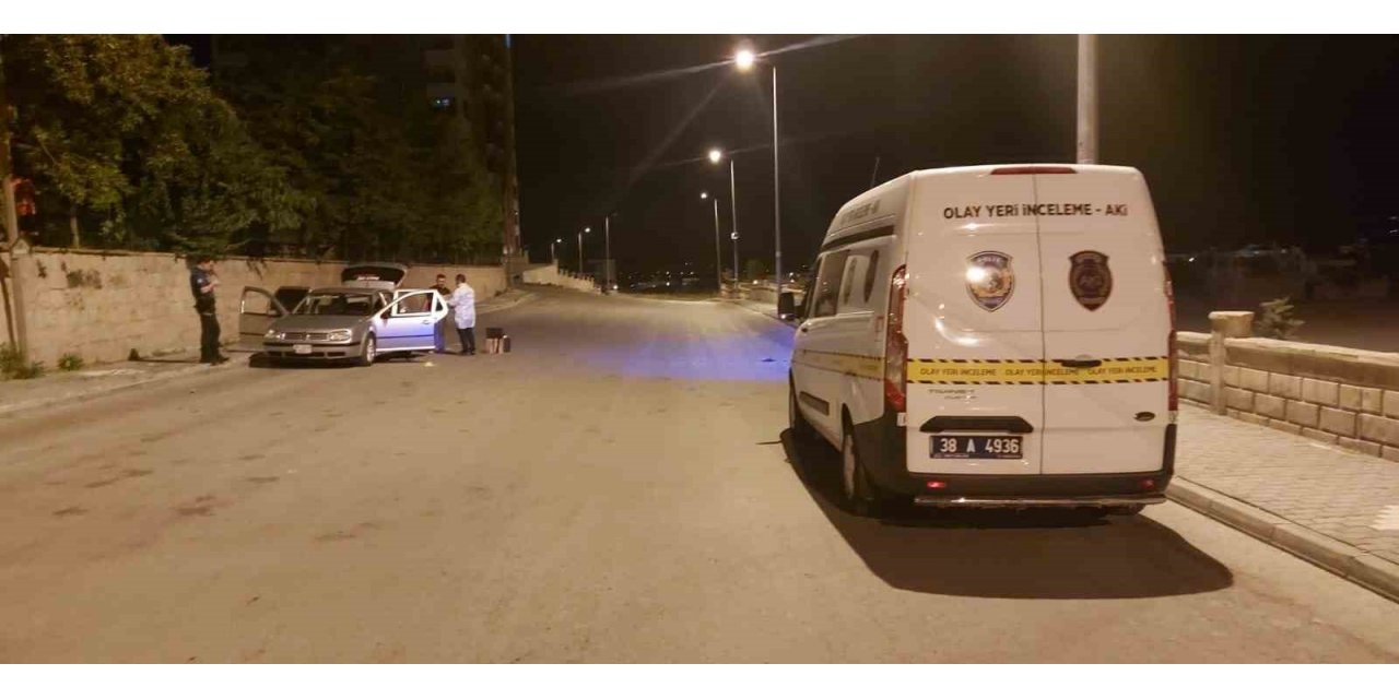 Otomobilde çakmak gazı patladı: 4 yaralı