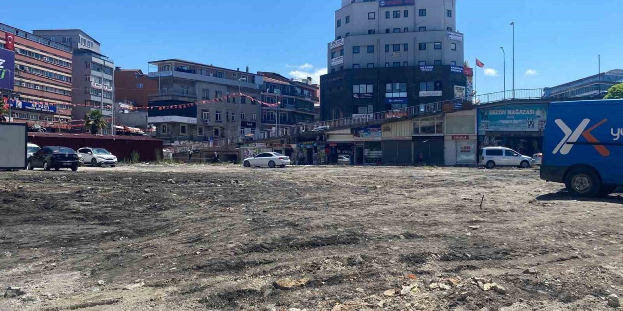 Yıkılan alandaki çöpler temizlendi