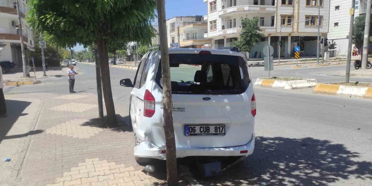 Kaza sonrası kontrolden çıkan araç temizlik görevlisine çarptı: 1 yaralı