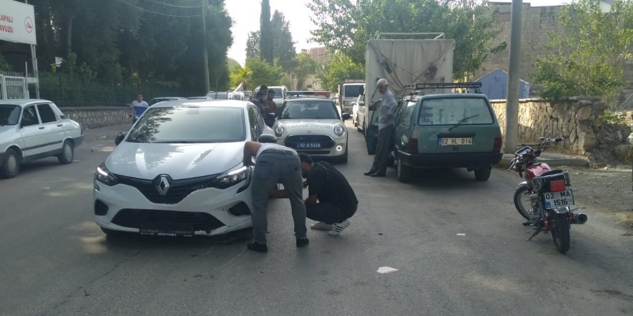 Motosiklet ile otomobil çarpıştı: 1 yaralı