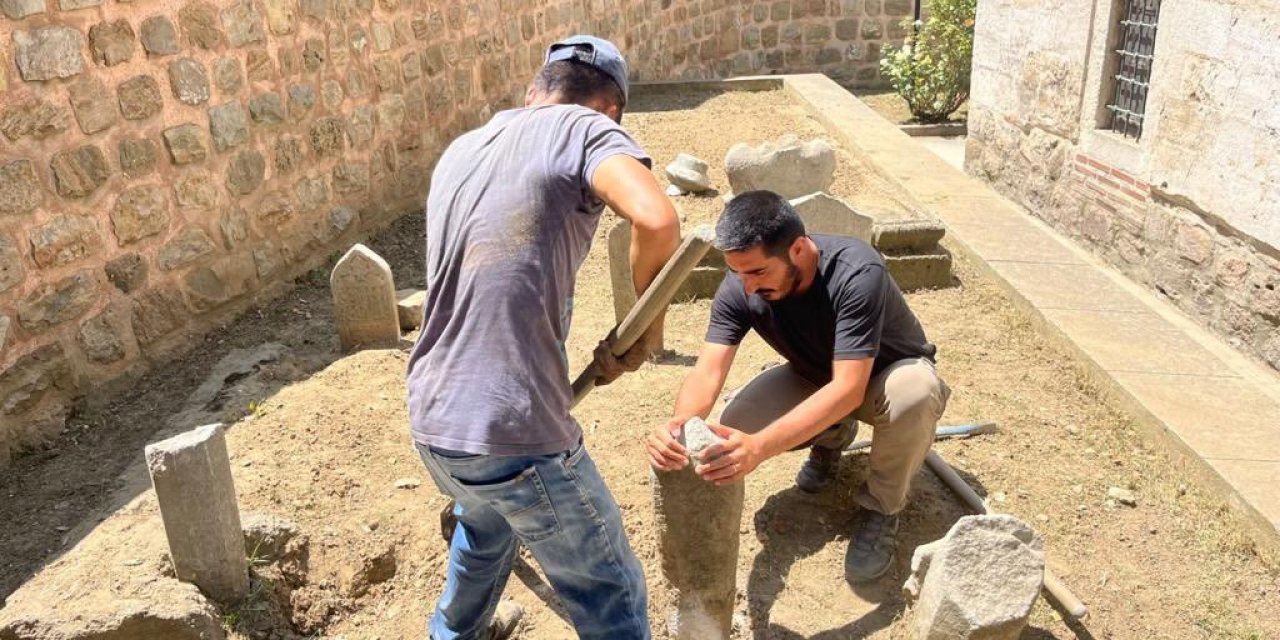 Edirne’deki Hıdırağa Camisi’nin haziresindeki mezar taşları onarıldı