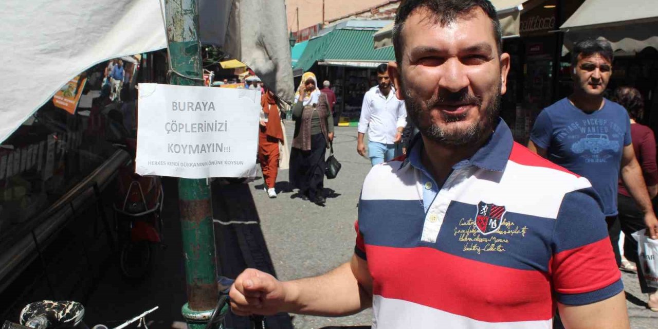 Dükkânın önüne çöp atılmasını istemeyen esnaftan uyarı yazısı