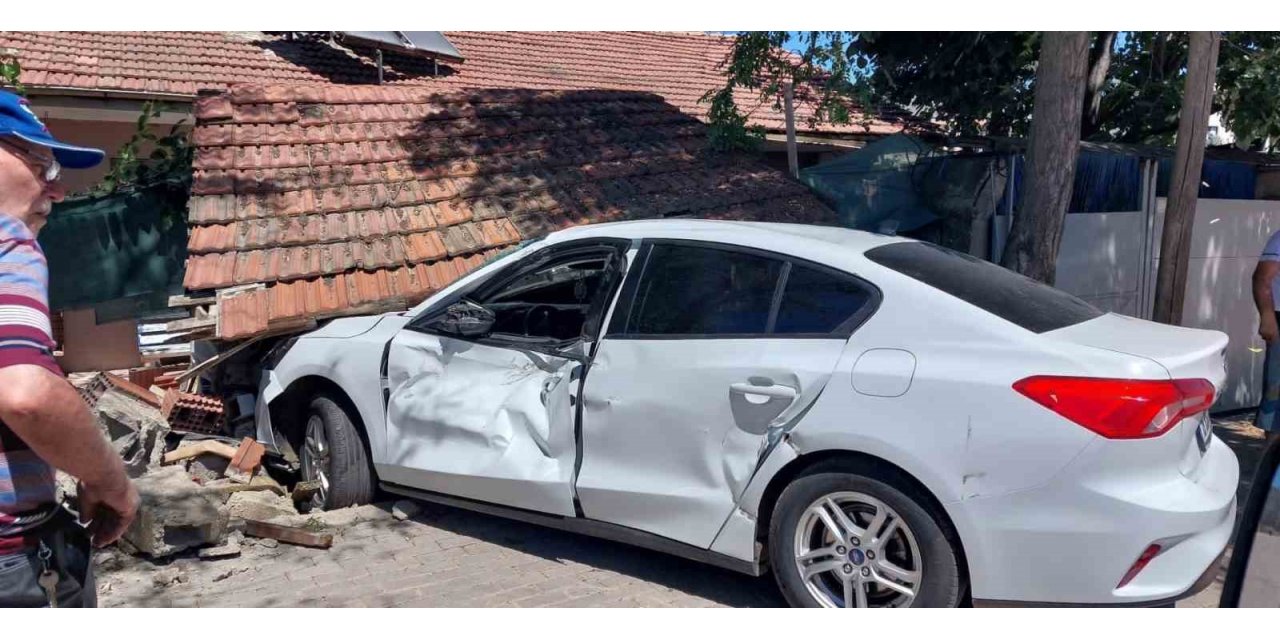 Kamyonla çarpışan otomobil bahçeye girdi