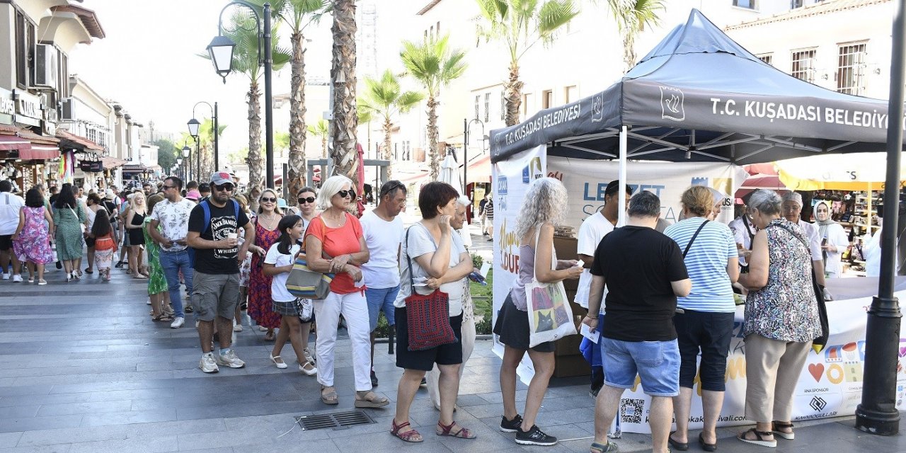 Kuşadası Sokak Festivali’nin lezzet durakları dayanışma noktası oldu