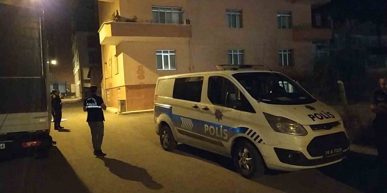 Evin camlarını kabza ile kırdılar havaya ateş edip kaçtılar