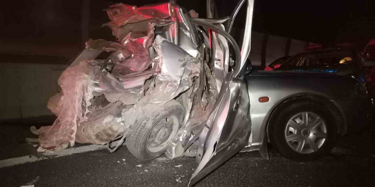 İzmir’de kamyon otomobile arkadan çarptı: 1 ölü, 2 yaralı