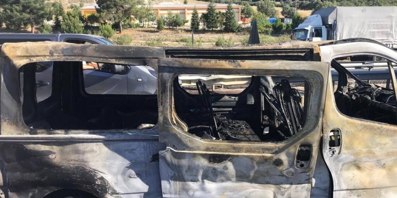 Uşak’ta kaza yapan araç alev alev yandı