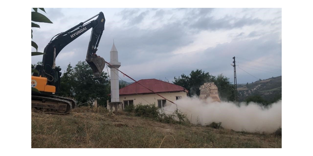 5.5’lik depremde hasar alan minare halatla yıkıldı