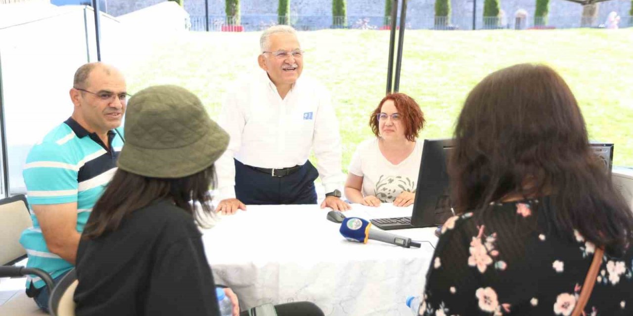 Başkan Büyükkılıç, ’Kayseri Kariyer’ ve ’Üniversite Tanıtım Ve Tercih Danışmanlığı’ stantlarını ziyaret etti