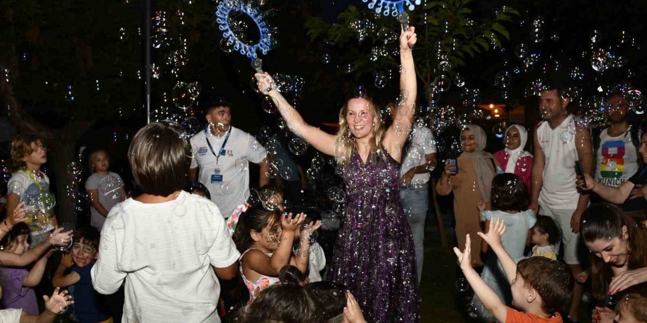 Kuşadası’nda lezzet, eğlence, müzik ve sanat sokakta hayat buldu